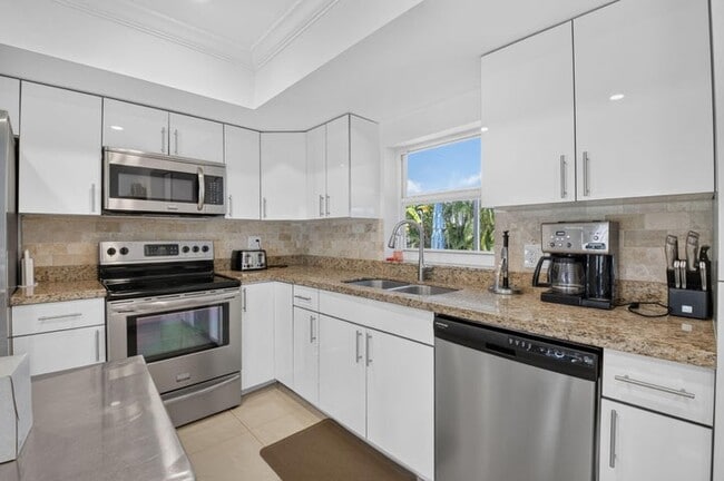 Photo - 700 NE 70th St