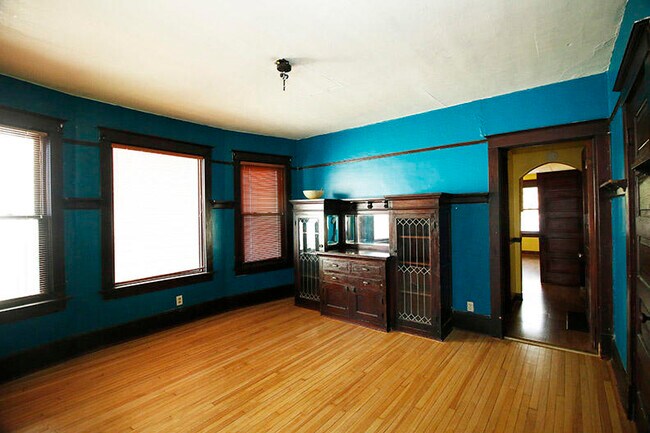 Photo - 1012 E Land Pl