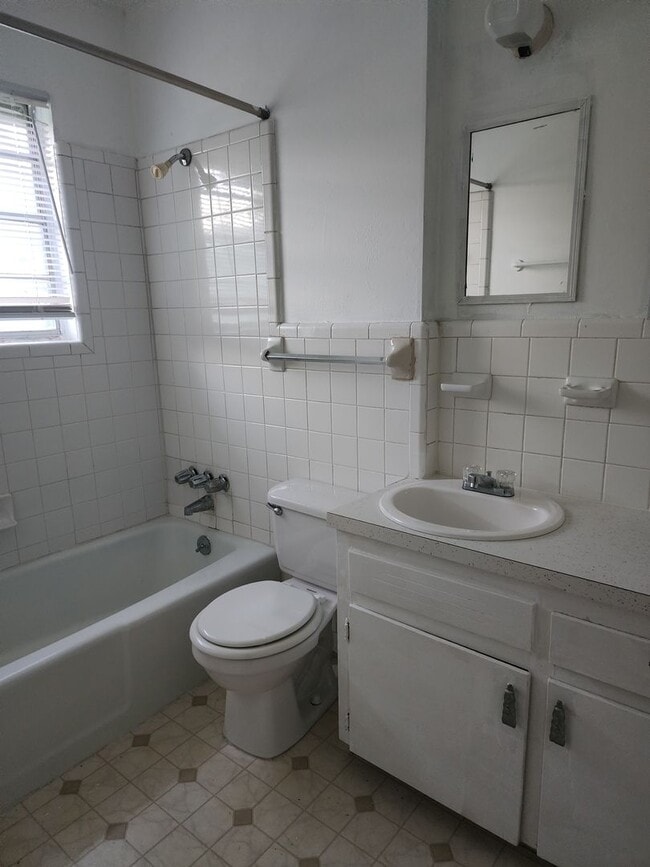 Photo - 405 Robertson Ave Unit A