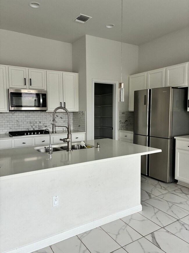 Photo - Elegant 6 BR 5 BA Home with Modern Amenities