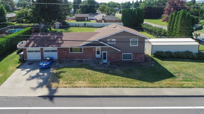 Building Photo - **Available July** 3 Bed, 2 bath property centrally located in Spokane Valley
