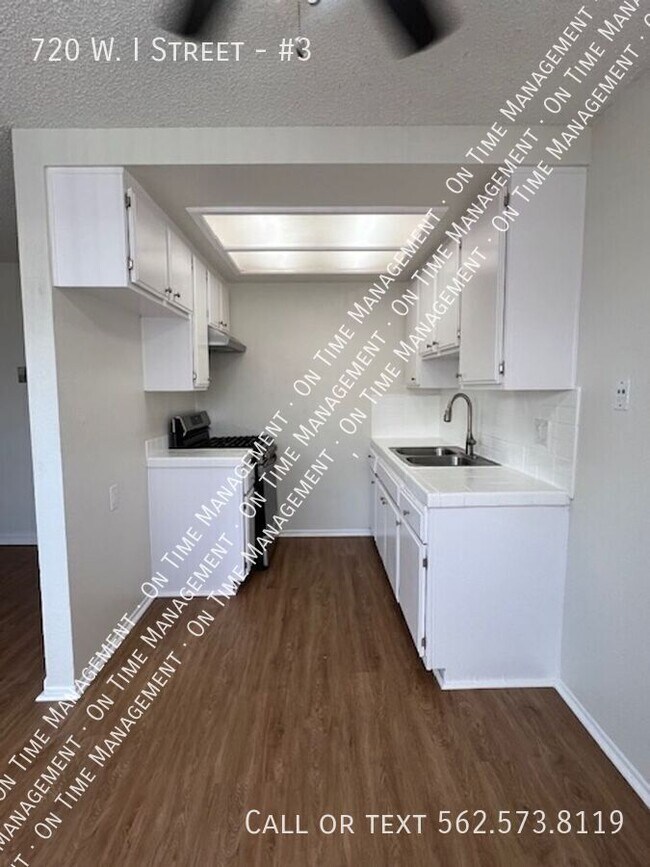Upper One Bedroom with Vinyl Planks and lo... Apartment Unit 3 Los