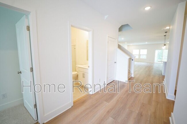 Photo - 128 Kingswood Cir