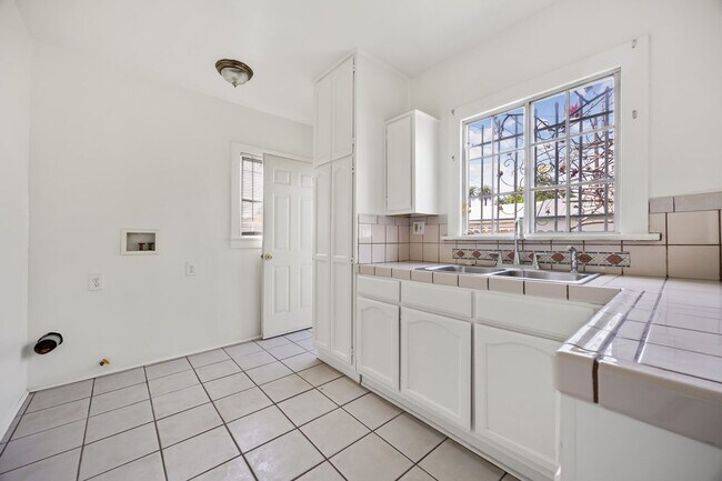 1712 1/2 W 39th St, REAR