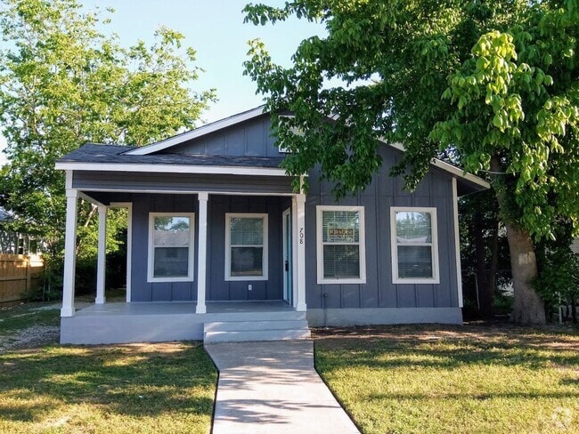 Building Photo - *COMING SOON* Charming 2 Bedroom, 1 Bath N... Rental