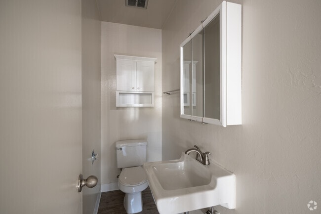 2BR, 1.5BA - The Luxor