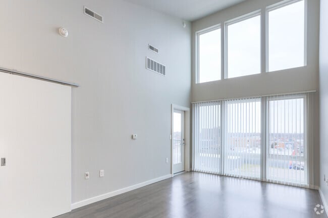 1 BR, 1 BR - 587 SF