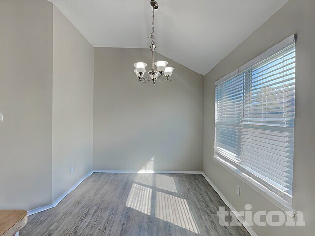 Photo - 1563 Nottingham Dr