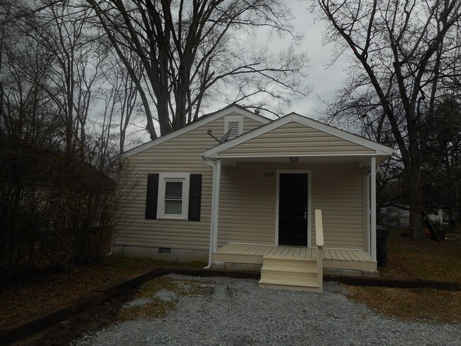 Recently Renovated 2 Bedroom 1 Bath Home - Recently Renovated 2 Bedroom 1 Bath Home