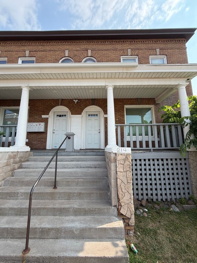 Building Photo - 214-216 N 2nd Ave E Unit 214 1