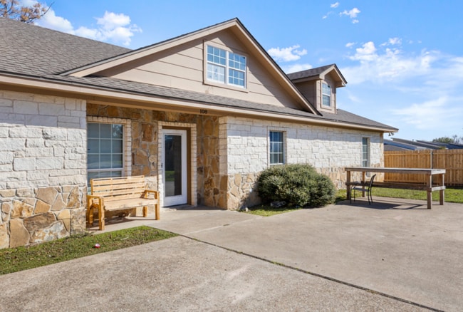 Photo - 5 bed 4 bath near campus!