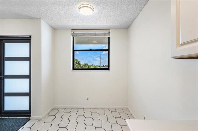 Photo - 2707 NE 14th Street Causeway Unit 305