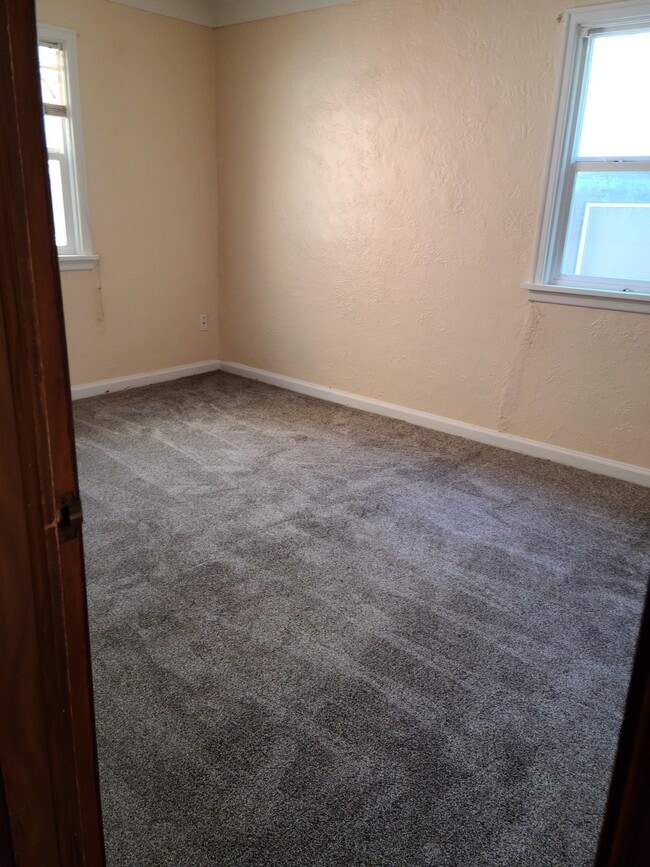 bedroom - 945 E Lander St Unit 2