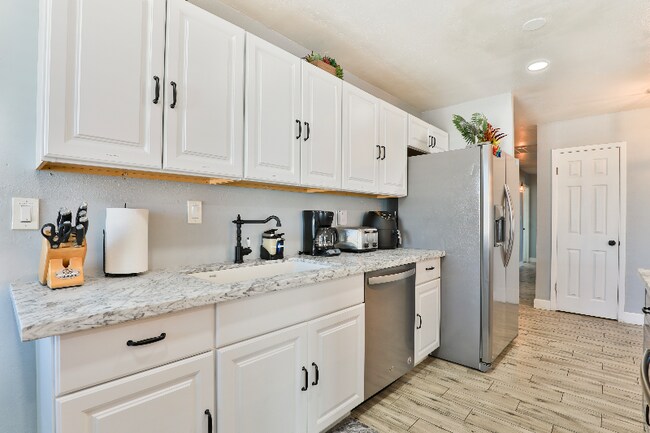 242 W Jasmine St