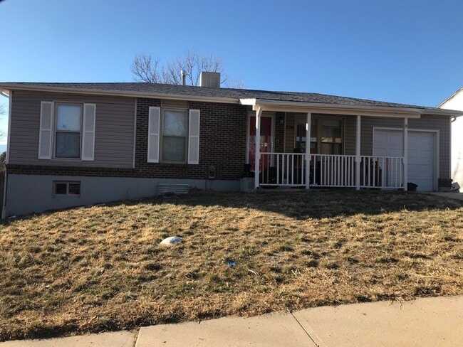 Building Photo - Great 5 bedroom ranch style home close to everything!