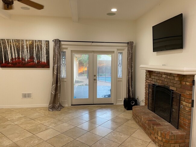 Photo - 737 Robin Ln