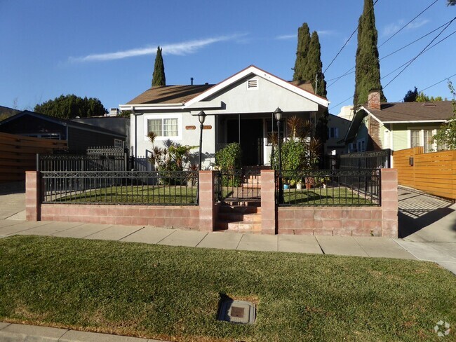 Building Photo - Double Primary Bedroom Home in Los Feliz.