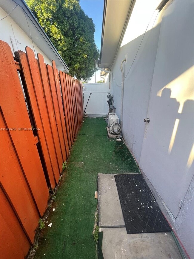 Building Photo - 8480 NW 14th St Unit 1