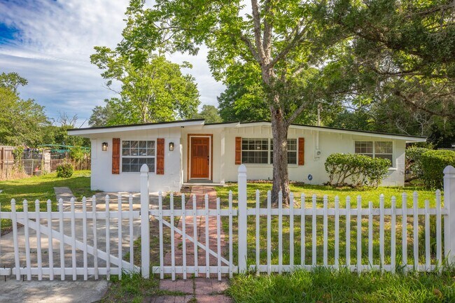 Building Photo - Renovated 4/2