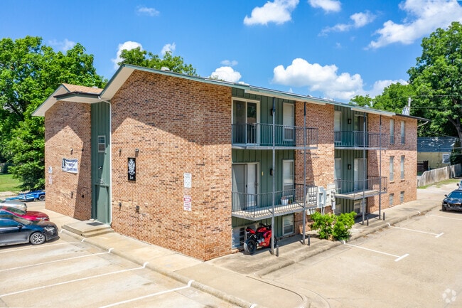 Lee Crest Apartments - Lee Crest Apartments