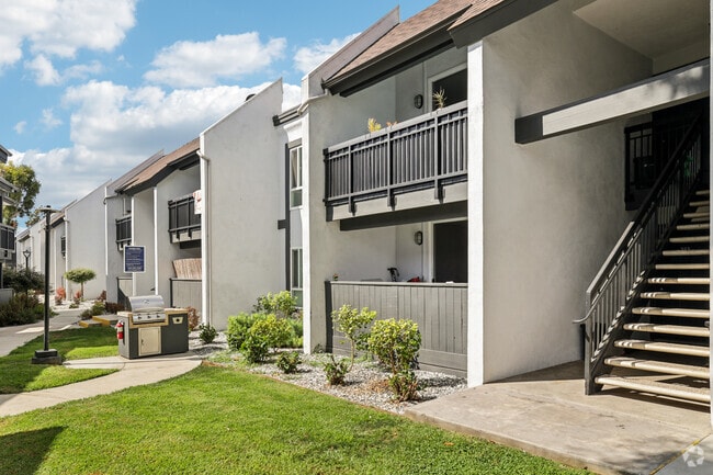 2BR, 1BA - 950SF - View