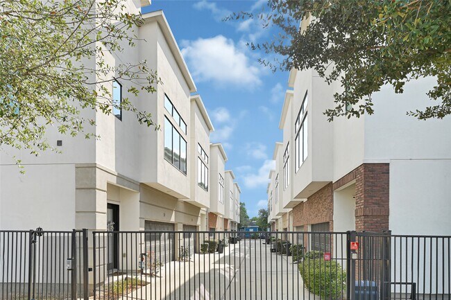 Photo - 72 N Hutcheson St