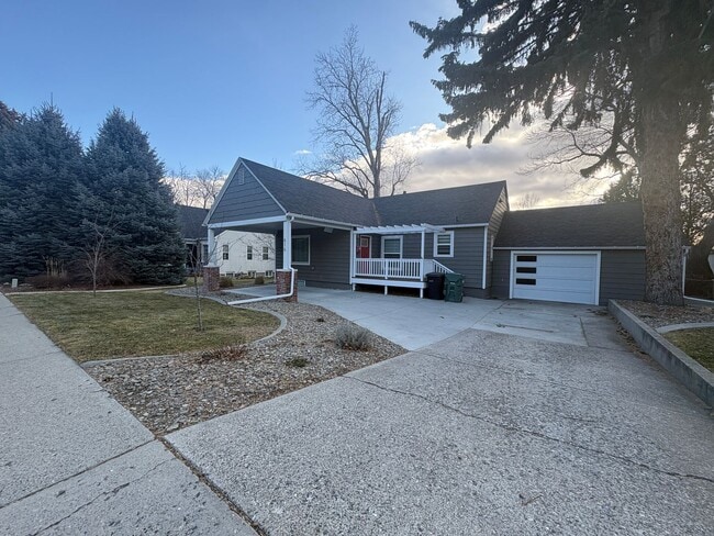 Building Photo - 4-bedroom, 2.5-bath home located on Poly.