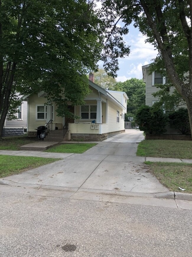 Photo - 3 Bed 1 Bath near UWEC! Available June 1st!