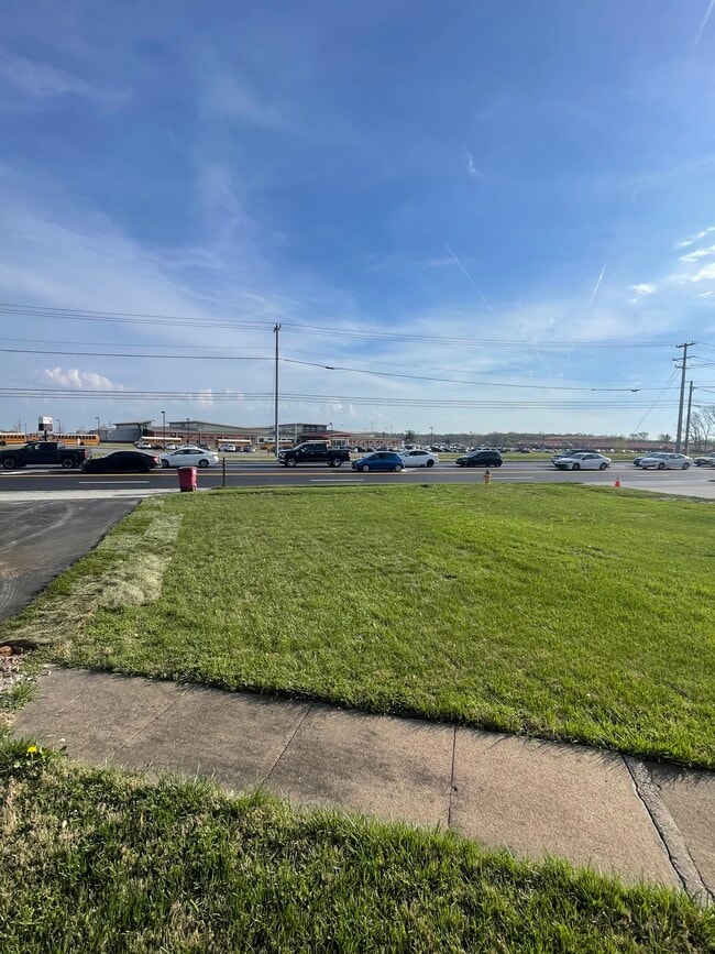 Frente a la escuela primaria Rossview - 1190 Rossview Rd