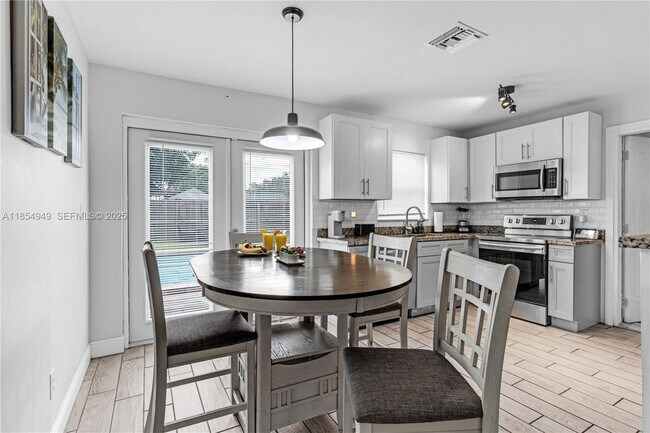 Photo - 6660 Custer St