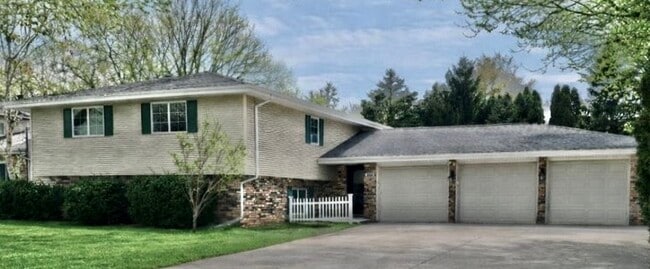 Photo - 117 Colchester Dr