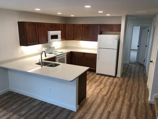 Building Photo - 4.5 Bathrooms ! 4 large bedrooms! Close to CWU