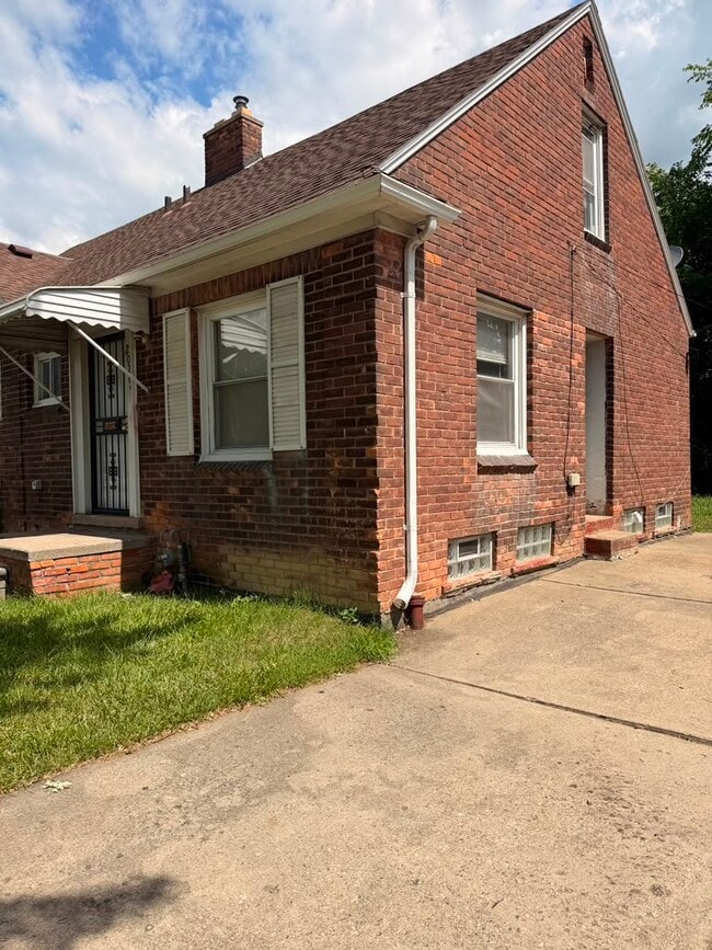 Photo - 20209 Moross Rd