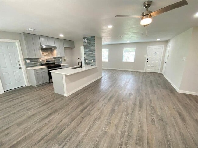 Photo - 9605 Newfoundland Cir