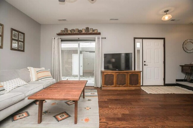 Photo - 1023 6th St SE