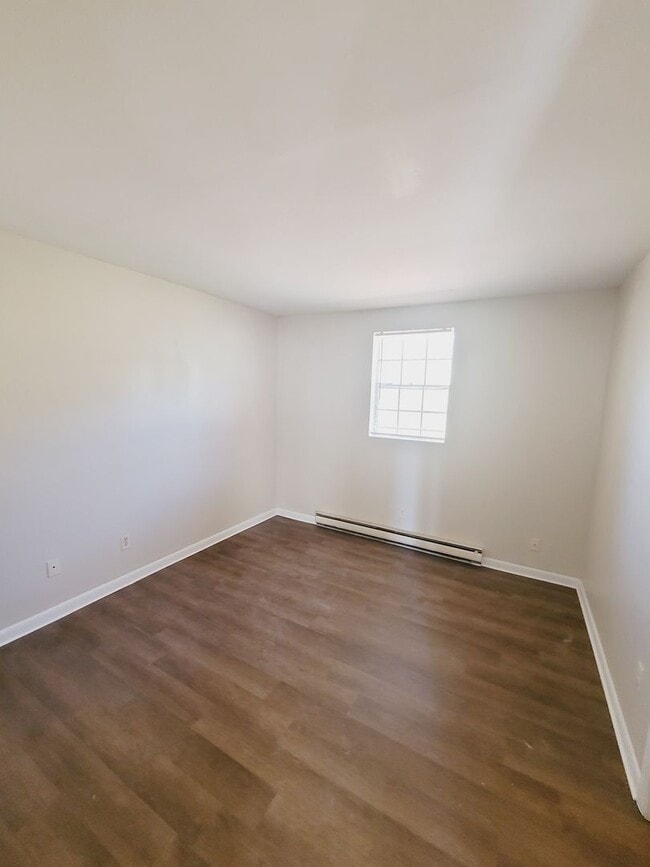 Photo - Lovely Two Bedroom - One Bathroom Brick Du...