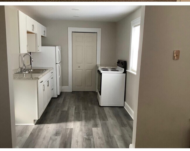 Building Photo - 327 E High St Unit 2nd Floor Rental