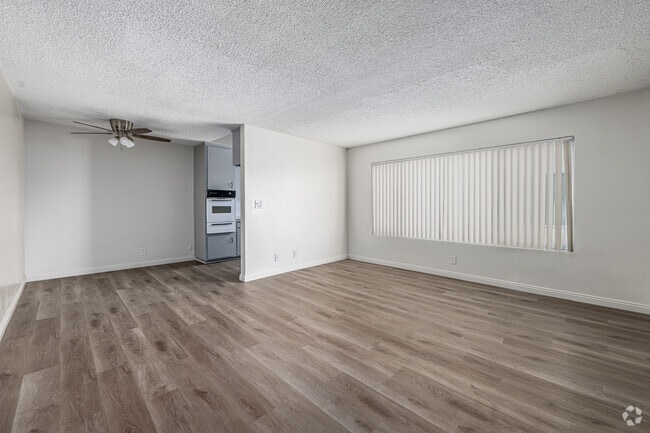 2BR, 2BA - 842SF - Living Room