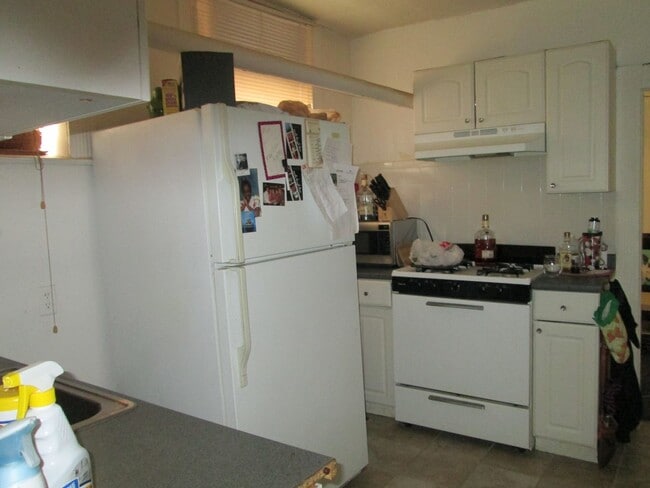Building Photo - Beautiful two bedroom, heat included, dishwasher Unit #B2