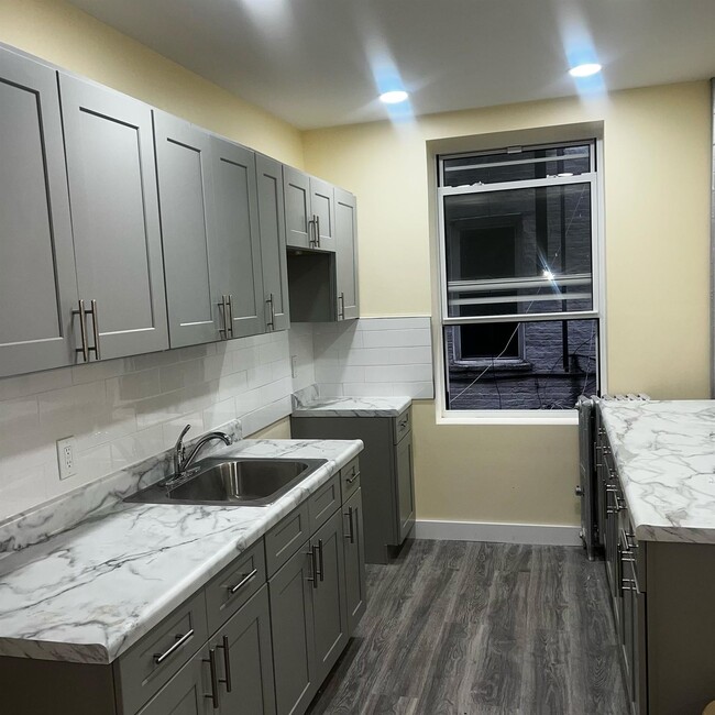 Building Photo - 132 E 52nd St Unit 1r Rental