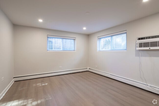 1BR, 1BA - 500SF - Living Room - 143 Ann St
