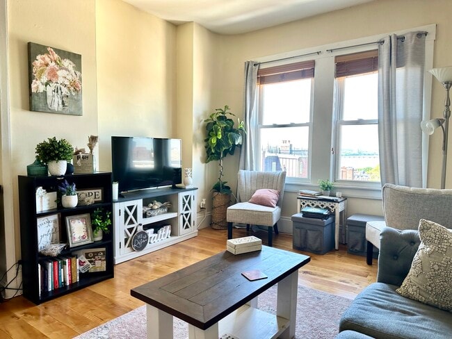 Building Photo - 108 Myrtle St Unit 17