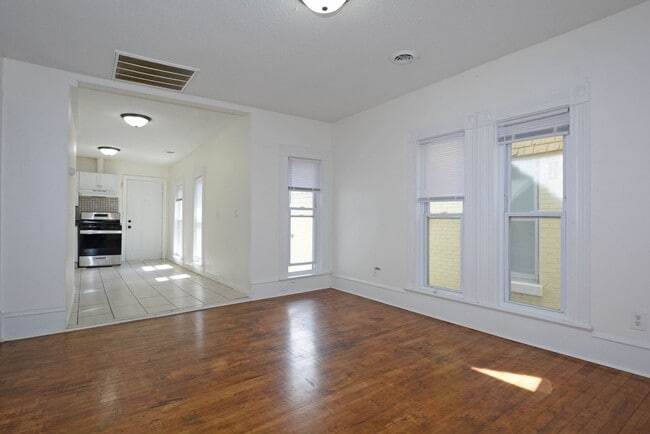 Photo - 2709 Bloomington Ave Unidad 2