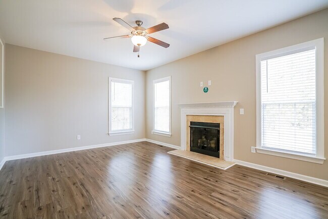 Photo - 1220 Crendall Way