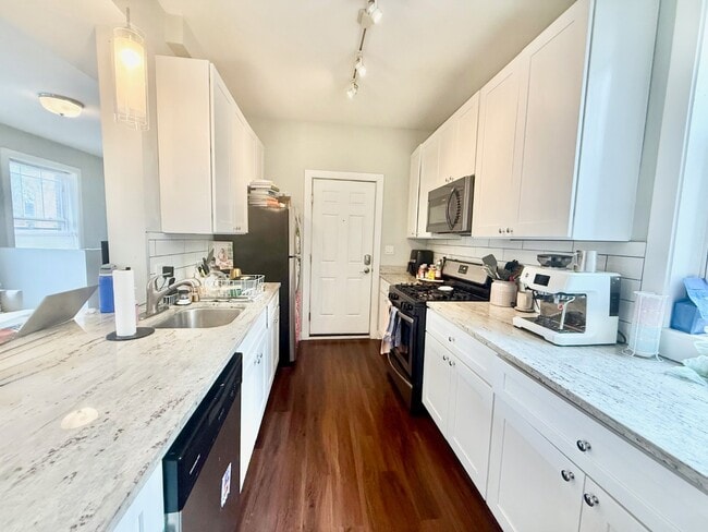 Building Photo - 735 W Oakdale Ave Unit 1W