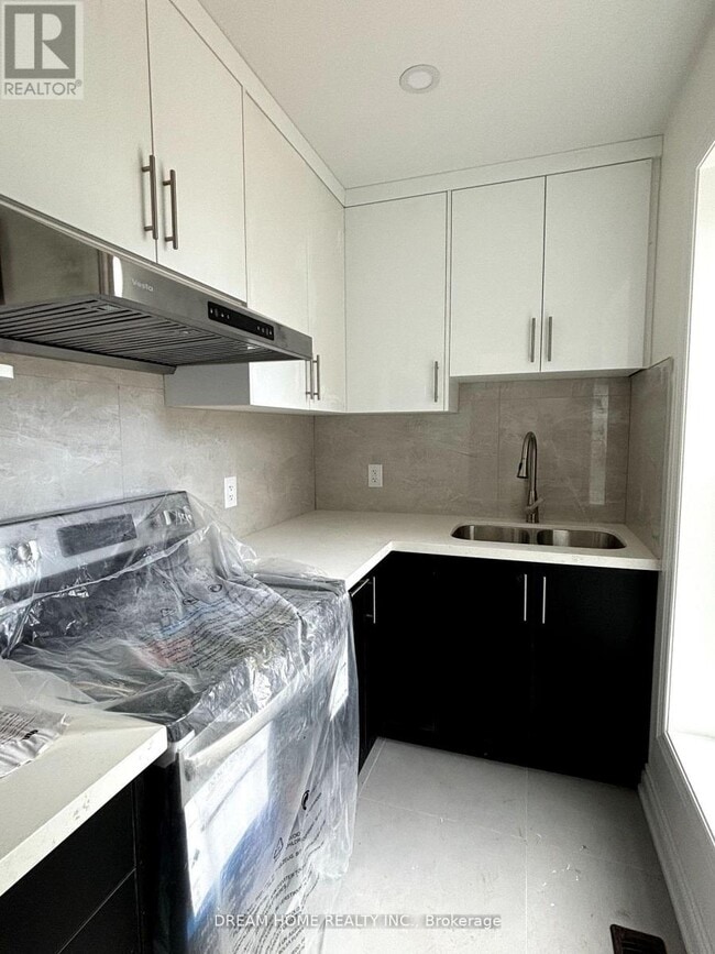 Photo - 643 Bathurst St