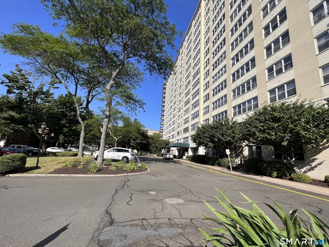 Building Photo - 2625 Park Ave Unit 7R