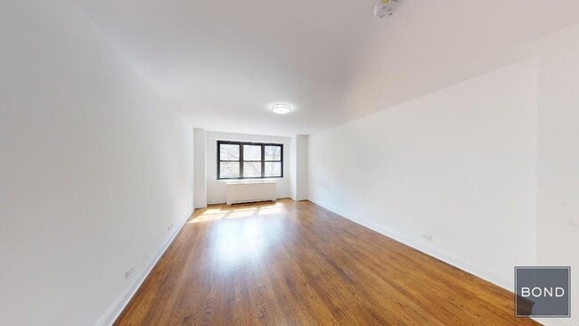 Building Photo - 145 E 16th St Rental