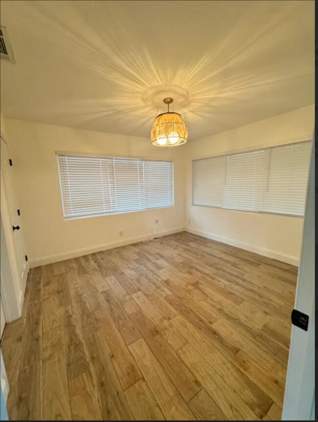 Photo - 4390 Maple St NE