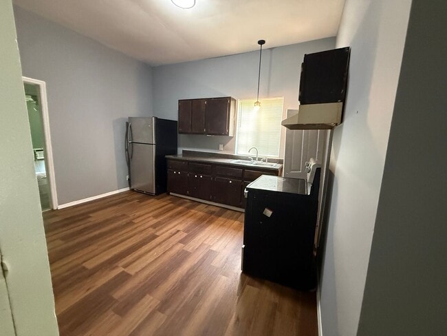 Building Photo - 215 Smith St NE Unit Apt B